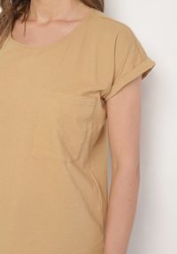 Born2be - Beżowy T-shirt z Bawełny Ozdobiony Kieszonką Ziarene. Okazja: na co dzień. Kolor: beżowy. Materiał: bawełna. Wzór: aplikacja. Styl: sportowy, casual