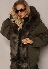 Renee - Ciemnozielona Kurtka Parka Oversize z Futerkiem Horelle. Kolor: zielony. Materiał: futro. Długość rękawa: długi rękaw. Długość: długie. Wzór: jednolity, gładki, aplikacja. Sezon: jesień, zima. Styl: klasyczny