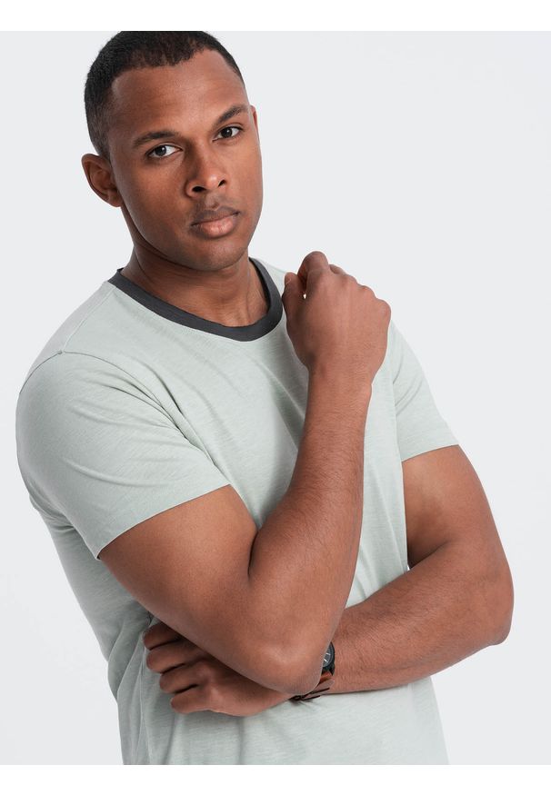 Ombre Clothing - T-shirt męski z surowym wykończeniem – szarozielony V2 - Rozmiar: S. Okazja: na co dzień. Kolor: szary. Materiał: skóra, bawełna, materiał. Wzór: aplikacja. Styl: casual