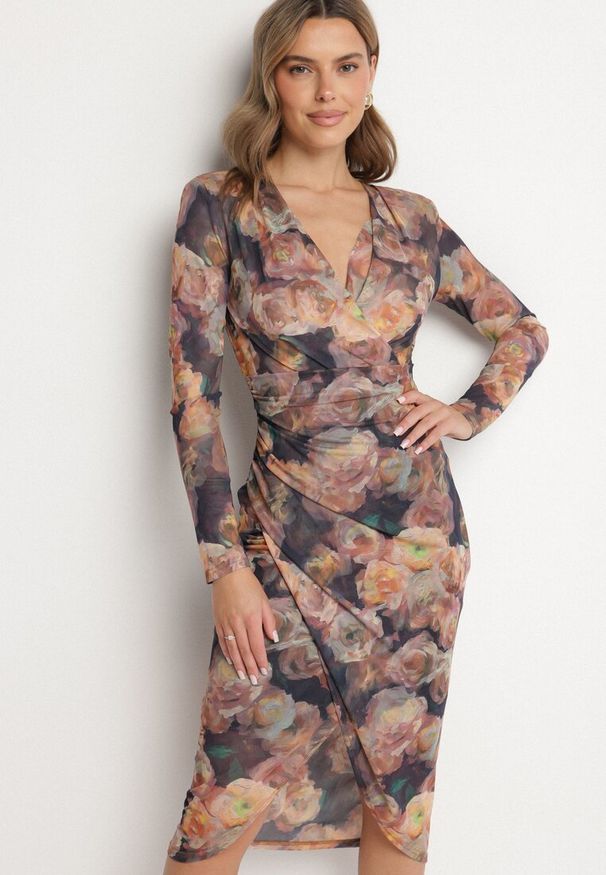 Born2be - Brązowo-Granatowa Sukienka Siateczkowa z Wiskozą o Kopertowym Kroju z Marszczeniem Bolsela. Okazja: na wesele, na imprezę, na randkę, na ślub cywilny. Kolor: brązowy. Materiał: wiskoza. Typ sukienki: kopertowe. Styl: klasyczny, elegancki