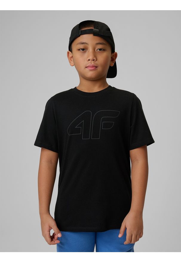 4f - 4F T-shirt regular z nadrukiem chłopięcy - czarny 134 (8-9 lat). Okazja: na co dzień, na uczelnię. Kolor: czarny. Materiał: bawełna, skóra, materiał. Wzór: nadruk. Sezon: lato. Styl: casual, klasyczny