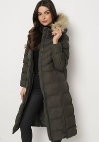 Born2be - Ciemnozielona Kurtka Pikowana Mocno Ocieplana z Kapturem z Futerkiem Gelirra. Okazja: na co dzień. Typ kołnierza: kaptur. Kolor: zielony. Materiał: futro. Długość rękawa: długi rękaw. Długość: długie. Styl: casual, elegancki #6