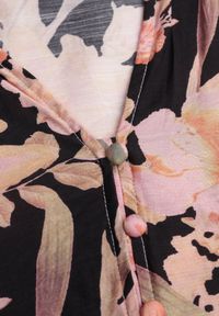 Born2be - Czarno-Różowa Wiskozowa Rozkloszowana Sukienka w Kwiaty z Paskiem Sinthea. Okazja: na co dzień. Kolor: czarny. Materiał: wiskoza. Wzór: kwiaty. Styl: casual #2