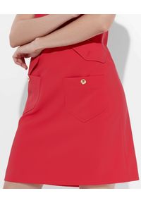 MOSCHINO - Czerwona sukienka z guzikami. Kolor: czerwony. Materiał: materiał. Typ sukienki: z odkrytymi ramionami. Styl: elegancki. Długość: mini #3