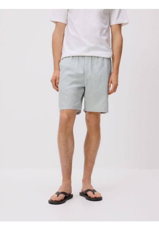 Reserved - Szorty regular z lnem - jasnozielony. Kolor: zielony. Materiał: len