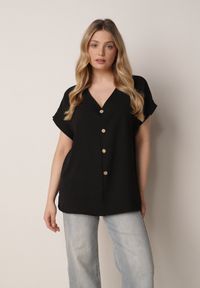 Born2be - Czarna Bluzka z Bawełną o Nietoperzowym Kroju z Guzikami Mistwin. Okazja: do pracy, na co dzień. Kolor: czarny. Materiał: bawełna. Styl: klasyczny, casual #7