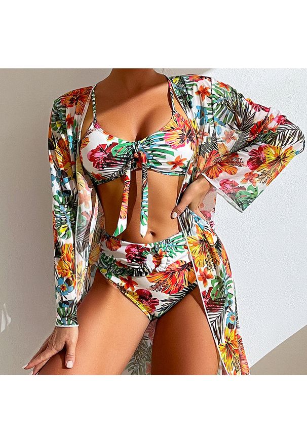 Intica - Bikini z narzutką na plażę z kwiecistym wzorem Olesya. Kolor: wielokolorowy. Materiał: materiał. Wzór: aplikacja