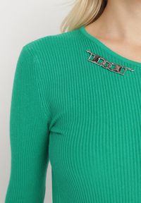 Born2be - Zielony Sweter z Prążkowanej Dzianiny z Metalową Ozdobą Klunna. Kolor: zielony. Materiał: dzianina, prążkowany. Długość rękawa: długi rękaw. Długość: długie. Wzór: aplikacja. Styl: klasyczny #5