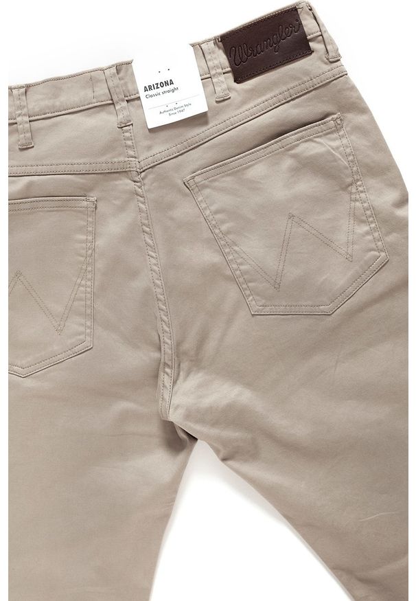 Wrangler - WRANGLER SPODNIE MĘSKIE ARIZONA DESERT TAUPE W12ORW227 112126446. Materiał: materiał