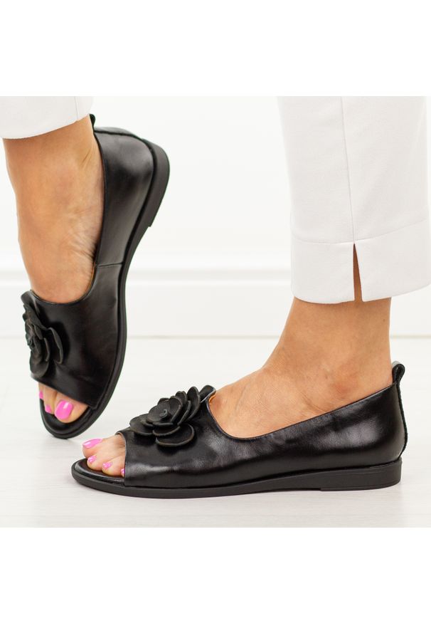 POTOCKI - Czarne skórzane płaskie sandały damskie Potocki 19452. Okazja: na co dzień. Kolor: czarny. Materiał: skóra. Wzór: kwiaty, aplikacja. Sezon: wiosna, lato. Styl: casual, klasyczny, elegancki