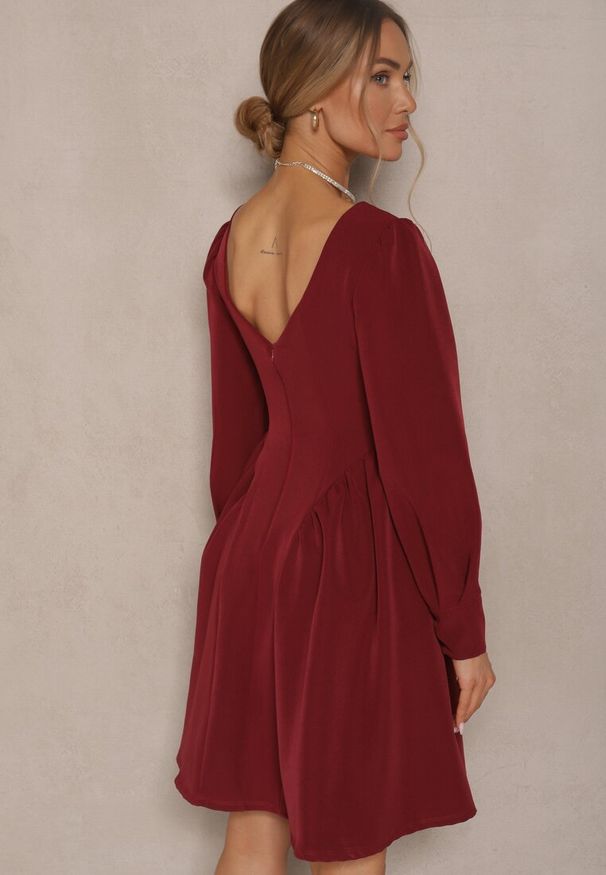 Renee - Bordowa Sukienka o Rozkloszowanym Kroju Ozdobiona Kwadratowym Dekoltem Katirva. Okazja: na imprezę, na co dzień. Typ kołnierza: dekolt kwadratowy. Kolor: czerwony. Długość rękawa: długi rękaw. Wzór: aplikacja. Styl: casual