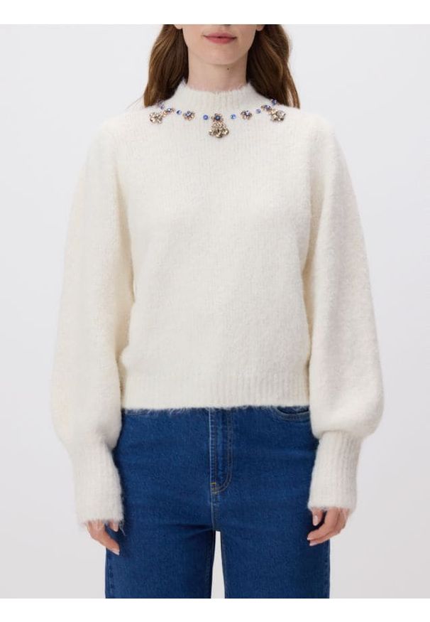 Reserved - Sweter z biżuteryjną aplikacją - kremowy. Kolor: kremowy. Materiał: wełna, dzianina. Wzór: aplikacja