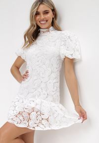 Born2be - Biała Koronowa Sukienka ze Stójką i Bufiastym Rękawem Suminori. Typ kołnierza: kołnierzyk stójkowy. Kolor: biały. Materiał: koronka. Długość: mini #5