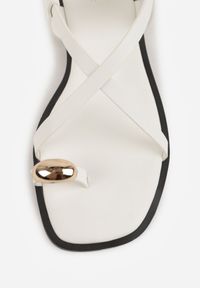 Born2be - Białe Sandały w Stylu Japonek z Metaliczną Ozdobą Catelin. Zapięcie: sprzączka. Kolor: biały. Wzór: aplikacja. Styl: elegancki, klasyczny #6