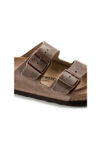 Klapki damskie Birkenstock Arizona. Zapięcie: bez zapięcia. Kolor: brązowy. Materiał: materiał, syntetyk, skóra, guma, zamsz. Szerokość cholewki: normalna. Sport: turystyka piesza
