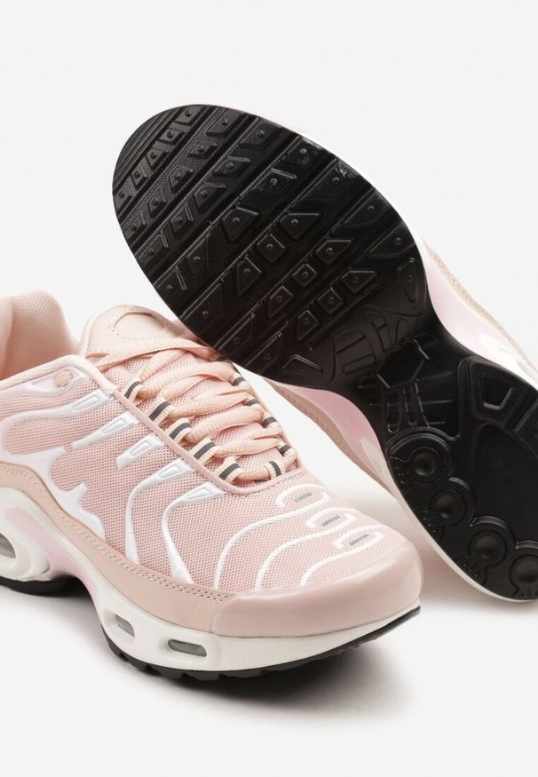 Born2be - Jasnoróżowe Buty Sportowe Sneakersy Ozdobione Tłoczeniem Tulinea. Okazja: na co dzień, na spacer. Kolor: różowy. Wzór: aplikacja. Sport: turystyka piesza