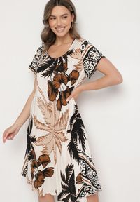 Born2be - Czarna Sukienka z Wiskozy o Rozkloszowanym Kroju w Roślinny Wzór Miratiela. Okazja: na co dzień. Kolor: czarny. Materiał: wiskoza. Długość rękawa: krótki rękaw. Sezon: wiosna, lato. Styl: elegancki, casual #1