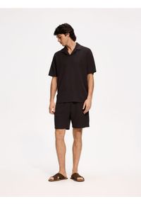 Reserved - Strukturalne polo comfort fit - ciemnobrązowy. Kolor: brązowy. Materiał: bawełna, dzianina