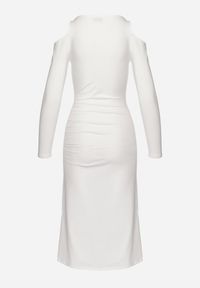 Born2be - Biała Koktajlowa Sukienka z Wyciętym Ramionami z Klamerką i Marszczeniem Glimie. Kolor: biały. Styl: wizytowy #5