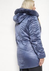Born2be - Granatowa Kurtka Lekko Pikowana z Odpinanym Kapturem i Futerkiem Fioritta. Kolekcja: plus size. Kolor: niebieski. Materiał: futro. Sezon: zima #3