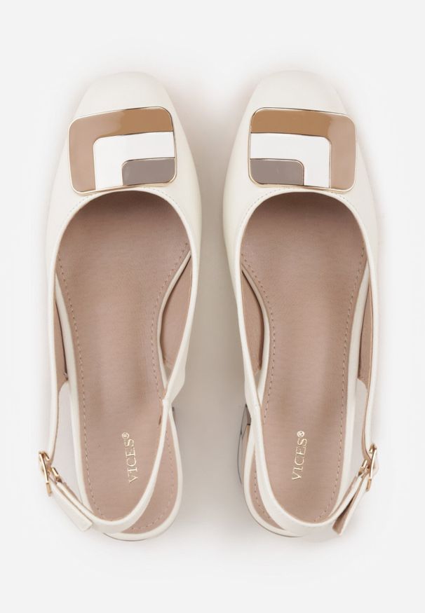 Born2be - Białe Czółenka VICES na Obcasie z Odkrytą Piętą i Kwadratową Ozdobą Petinilla. Okazja: do pracy, na co dzień. Zapięcie: sprzączka. Kolor: biały. Materiał: jeans. Wzór: aplikacja. Obcas: na obcasie. Styl: elegancki, klasyczny, casual. Wysokość obcasa: średni