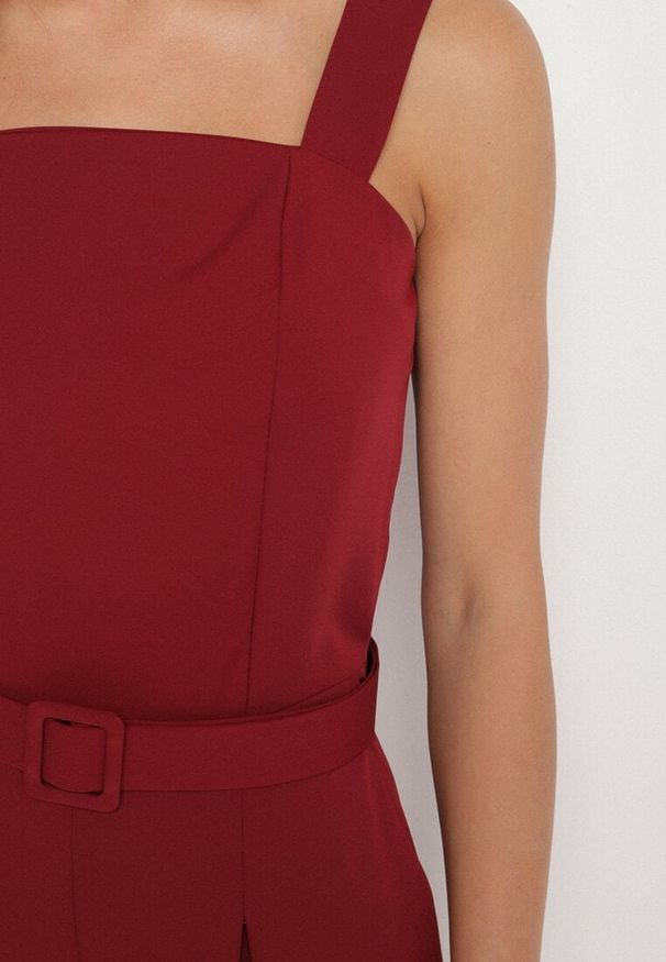 Born2be - Bordowy Taliowany Kombinezon z Ozdobnym Paskiem i Klamrą Doloriela. Kolor: czerwony. Styl: elegancki