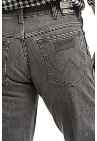 Wrangler - WRANGLER TEXAS MĘSKIE SPODNIE JEANSOWE DUSTY GRANITE W121P416N. Okazja: na spotkanie biznesowe. Styl: biznesowy, elegancki