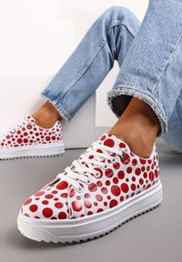Renee - Czerwone Sznurowane Sneakersy w Kropki na Grubej Podeszwie Abbesa. Kolor: czerwony. Wzór: kropki #1