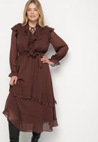 Born2be - Brązowa Rozkloszowana Sukienka w Wiktoriańskim Stylu z Falbanami i Wiązaniem Isomira. Okazja: na co dzień. Kolor: brązowy. Materiał: skóra. Długość rękawa: długi rękaw. Styl: klasyczny, casual, elegancki