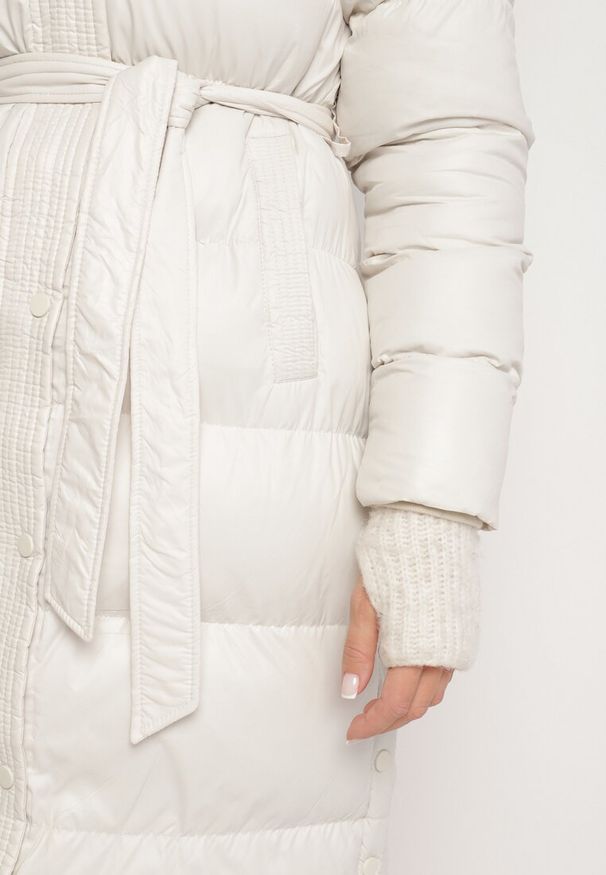 Born2be - Biała Długa Pikowana Kurtka z Kapturem Odpinanym Futerkiem i Paskiem w Talii Serenira. Okazja: na spacer. Typ kołnierza: kaptur. Kolor: biały. Materiał: futro. Długość: długie. Styl: elegancki