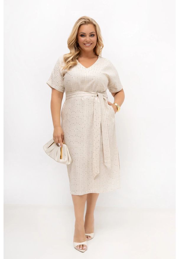 Moda Size Plus Iwanek - Sukienka lniano-bawełniana z cekinami Cama z paskiem | PLUS SIZE OVERSIZE LATO. Okazja: na komunię, na co dzień, na imprezę, do pracy. Typ kołnierza: dekolt w kształcie V. Kolekcja: plus size. Wzór: aplikacja. Typ sukienki: oversize, dla puszystych. Materiał: bawełna, len. Sezon: lato. Styl: wakacyjny, casual, elegancki. Długość: midi