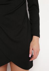 Born2be - Czarna Sukienka Kopertowa Mini Wiązana w Pasie Icona. Kolor: czarny. Typ sukienki: kopertowe. Styl: elegancki. Długość: mini #6