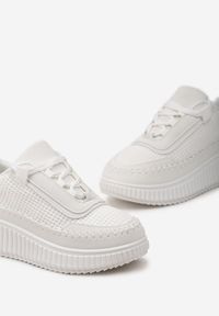 Born2be - Białe Sneakersy na Platformie z Ozdobnymi Przeszyciami Wedima. Kolor: biały. Obcas: na platformie #4