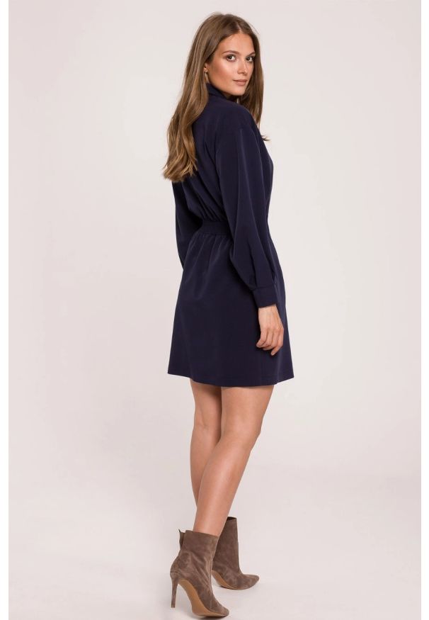 Sukienki.shop - Elegancka sukienka żakietowa dwurzędowa granatowa mini. Okazja: na spotkanie biznesowe. Typ kołnierza: dekolt kopertowy. Kolor: niebieski. Materiał: guma. Typ sukienki: kopertowe. Styl: elegancki. Długość: mini