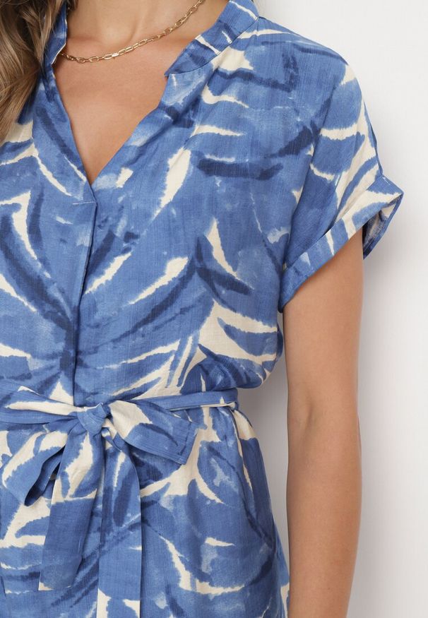 Born2be - Niebieska Pudełkowa Sukienka z Dekoltem w Serek o Roślinnym Wzorze z Paskiem w Talii Resevia. Okazja: na co dzień, na spacer. Typ kołnierza: dekolt w serek. Kolor: niebieski. Długość rękawa: krótki rękaw. Sezon: lato. Typ sukienki: proste. Styl: casual, elegancki, wizytowy