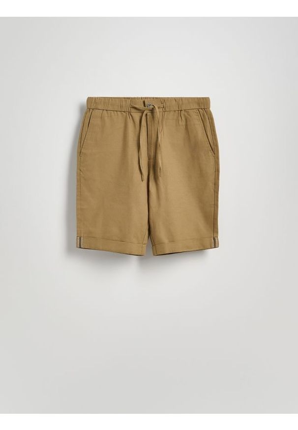 Reserved - Szorty regular z dodatkiem lnu - oliwkowy. Kolor: oliwkowy. Materiał: len