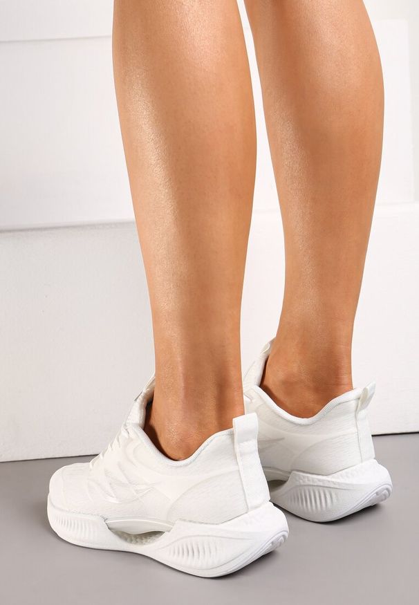 Born2be - Białe Sznurowane Buty Sportowe na Piankowej Podeszwie z Ozdobnym Detalem Atnarama. Kolor: biały. Obcas: na płaskiej podeszwie