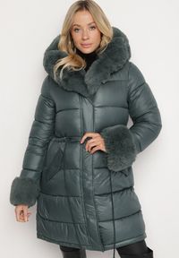 Born2be - Ciemnozielona Pikowana Kurtka z Kapturem i Futrzanymi Wstawkami Ściągana Sznurkiem w Talii Emirale. Okazja: na co dzień. Typ kołnierza: kaptur. Kolor: zielony. Materiał: futro. Wzór: aplikacja. Styl: casual, elegancki #6