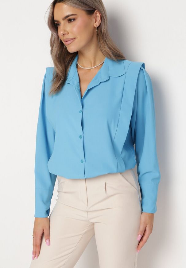 Born2be - Niebieska Koszula z Falbaną przy Ramionach i Kołnierzem Sarya. Kolor: niebieski. Materiał: tkanina. Długość rękawa: długi rękaw. Długość: długie. Wzór: gładki