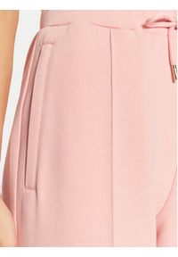 Guess Spodnie materiałowe V5RB01 KCLD1 Różowy Regular Fit. Kolor: różowy. Materiał: bawełna, syntetyk #5