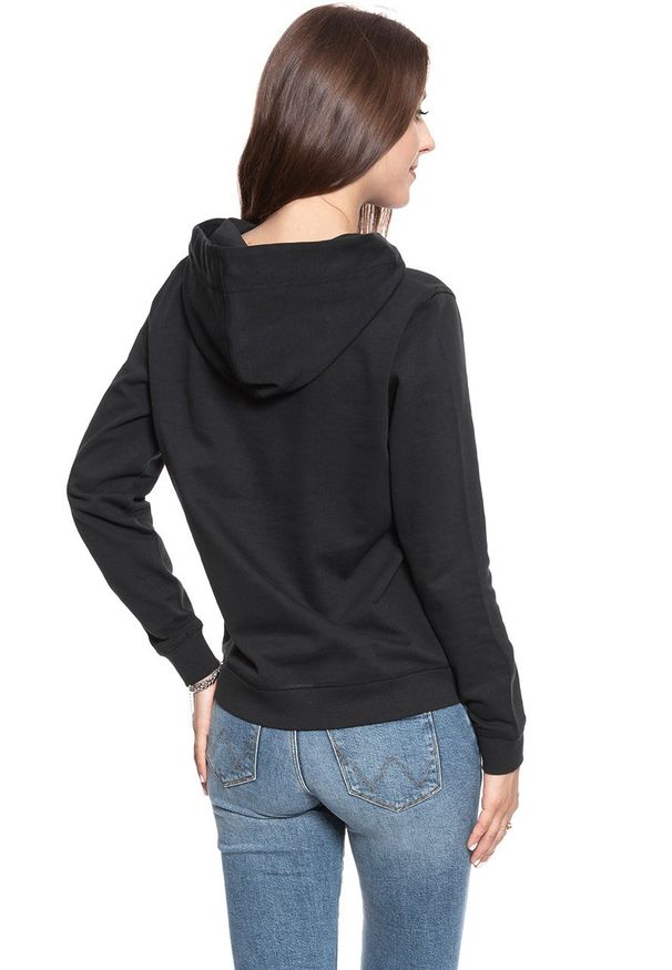 Mustang - BLUZA MUSTANG Bella H Structure CAVIAR 1008434 4132. Okazja: na co dzień, na randkę. Typ kołnierza: kaptur. Materiał: denim, bawełna, dzianina, welur, dresówka, jeans. Wzór: aplikacja, napisy. Sezon: lato. Styl: elegancki, retro, casual