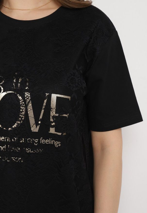 Born2be - Czarny T-shirt z Bawełny Ozdobiony Nadrukiem i Koronką Naliressa. Okazja: na co dzień. Kolor: czarny. Materiał: bawełna, koronka. Wzór: aplikacja, koronka, nadruk. Styl: elegancki, casual