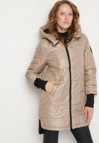 Born2be - Beżowa Pikowana Kurtka o Asymetrycznym Kroju z Kapturem Dezilia. Okazja: na co dzień, na spacer. Typ kołnierza: kaptur. Kolor: beżowy. Materiał: jeans. Styl: casual