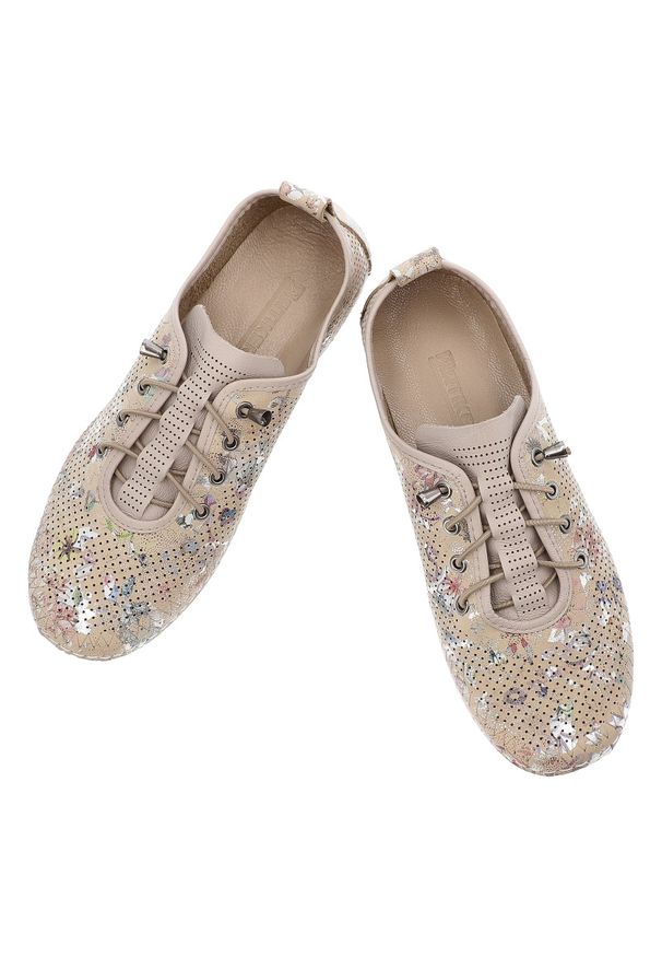 Beżowe Półbuty Artiker Stylowe Obuwie Damskie Na Płaskiej Podeszwie. Zapięcie: sznurówki. Kolor: beżowy. Materiał: skóra. Szerokość cholewki: normalna. Wzór: kwiaty. Obcas: na płaskiej podeszwie. Styl: elegancki