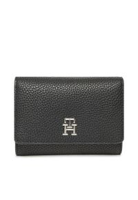 TOMMY HILFIGER - Duży Portfel Damski Tommy Hilfiger Th Emblem Med Wallet AW0AW14223 BDS. Kolor: czarny. Materiał: skóra #1