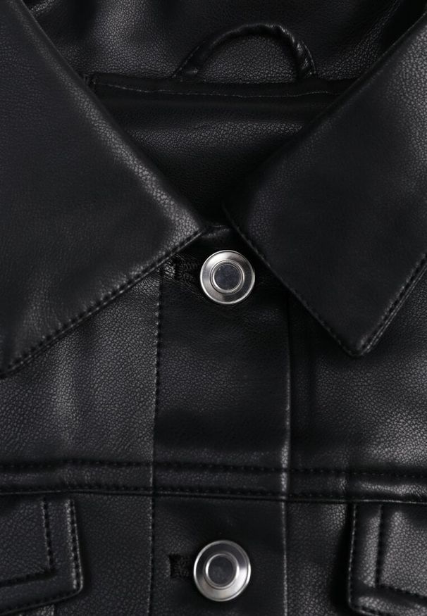 Renee - Czarna Kurtka Ramoneska Cropped o Fasonie Koszulowym Savarinda. Kolor: czarny. Materiał: poliester, koronka. Styl: rockowy