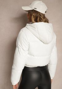 Renee - Biała Pikowana Kurtka z Nieodpinanym Kapturem o Krótkim Kroju Tinneira. Okazja: na spacer. Kolor: biały. Materiał: jeans. Długość rękawa: długi rękaw. Długość: krótkie. Styl: elegancki #5