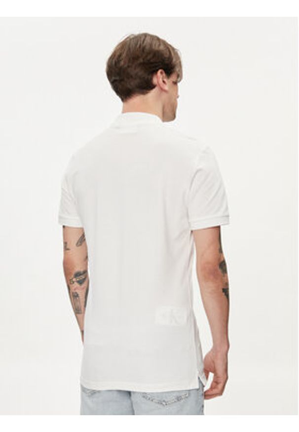 Calvin Klein Jeans Polo Embro Badge J30J325269 Biały Slim Fit. Typ kołnierza: polo. Kolor: biały. Materiał: bawełna