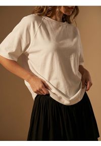 Sinsay - Bawełniana koszulka z krótkim rękawem - biały. Kolor: biały. Materiał: bawełna. Długość rękawa: krótki rękaw. Długość: krótkie #1