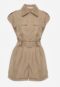 Renee - Beżowy Kombinezon Zapinany na Guziki z Krótkim Rękawem i Materiałowym Paskiem Tiamante. Okazja: na co dzień, na imprezę. Kolor: beżowy. Materiał: materiał. Długość rękawa: krótki rękaw. Długość: krótkie. Sezon: lato. Styl: klasyczny, casual #3